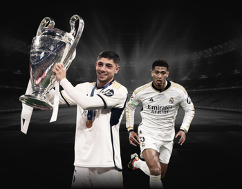 与哥斯达黎加赛前，伊朗球员手持在轰炸中遇难青年的照片合影